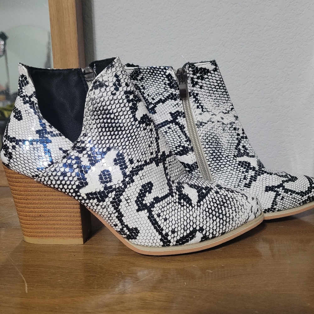 Snake print booties - Picture 2 of 3